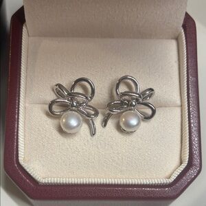 Chic Silver Bow Earrings with Pearls